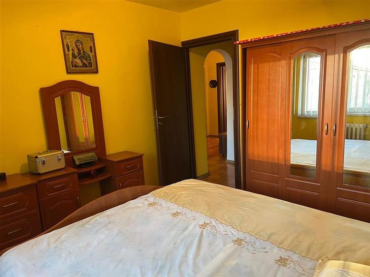 Apartament decomandat 3 camere etaj intermediar Vasile Aaron