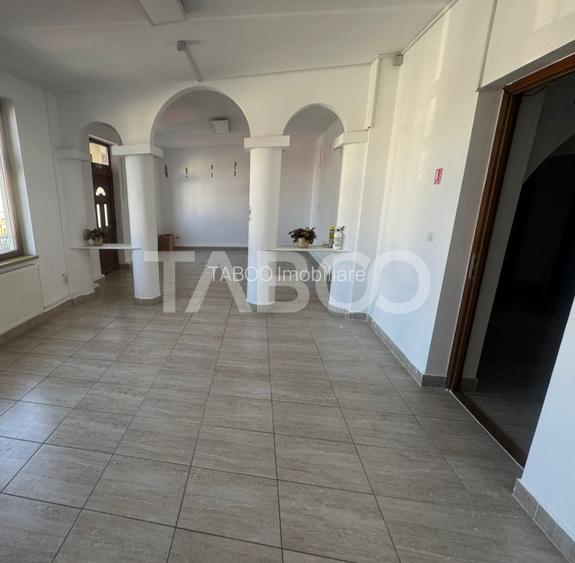 COMISION 0 - Spatiu comercial la strada cu 3 camere 73 mpu Dumbravii - 2
