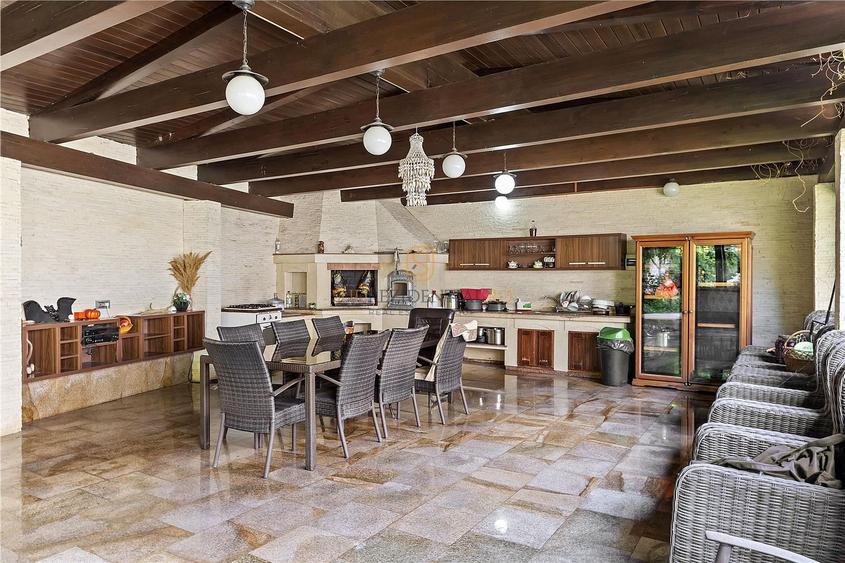 Vila exclusivista cu piscina, sauna si crama, 479.27 mp, langa padure