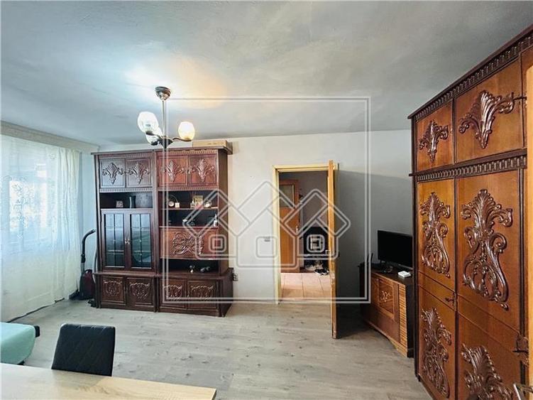 Ap semidecomandat, 2 camere, balcon inchis, 53 mp + 7 mp - M.Viteazu