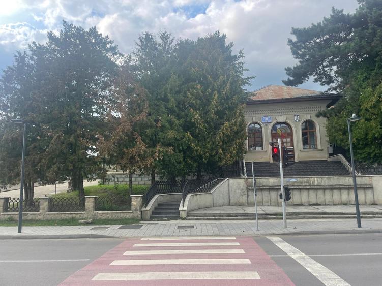 Oportunitate! Cladire inchiriata, zona centrala Moinesti Bacau
