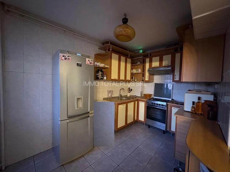 UNIRII, Casa Poporului, vedere spate, linistit (zgomot redus).Pret fix. - 4