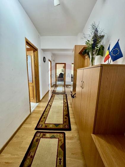 Apartament cu 4 camere de vânzare în zona Ultracentral