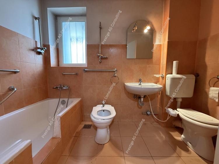 Apartament 4 camere, parter inalt zona Punctele Cardinale - Central