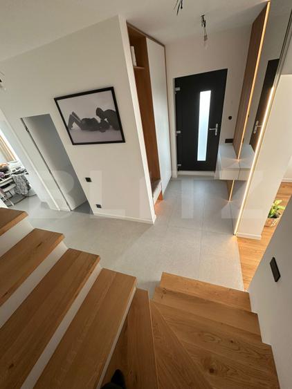 Duplex cu 4 camere, 178 mp utili, cu garaj, panoramă superbă, zona Voronet