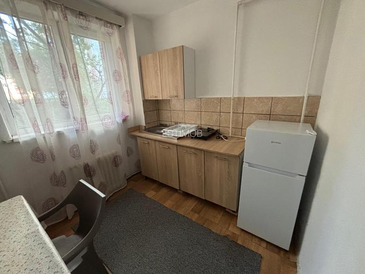 Grivitei decomandat parter/8 mobilat+utilat 300 euro - 4