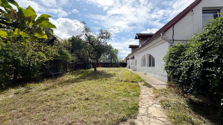 Casa saseasca traditionala La asfalt Curte generoasa