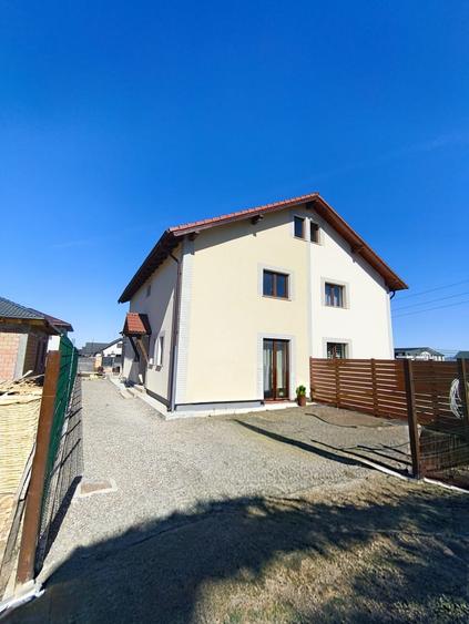 Casă tip duplex, cu 4 camere pe un teren de 300 mp teren