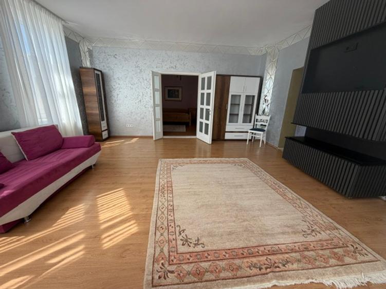 Apartament spatios , situat Central