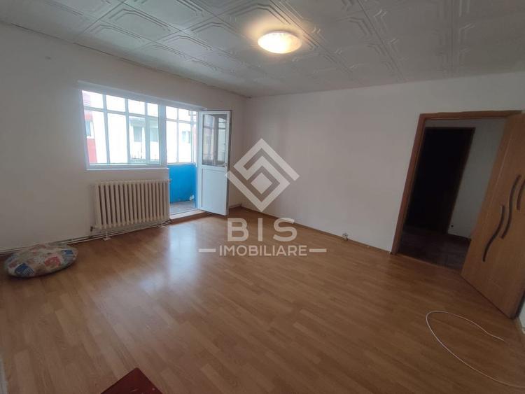 Apartament 3 camere de vanzare.