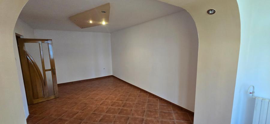 2 camere de vanzare , etaj superior, central Focsani
