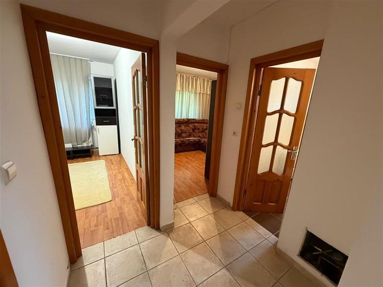 Apartament 3 camere, parter, zona Biserica Catolica