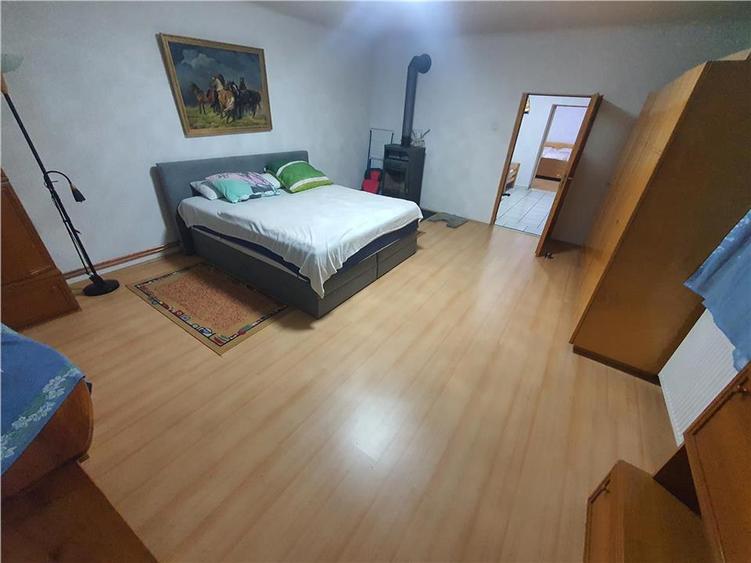 Casa saseasca pe un singur nivel, cu 2.021mp teren in Slimnic
