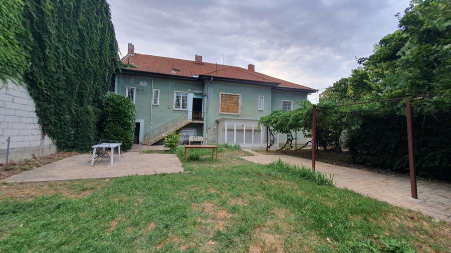 Casa cu teren foarte generos str. Matasarilor colt cu Aleea Ghirodei