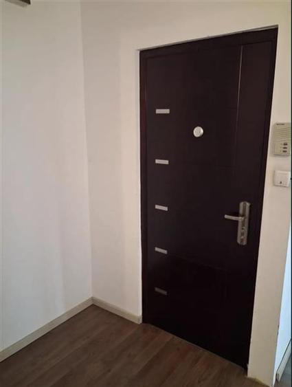 Decomandat cu 2 bai la etajul 2 linga Casa de Pensii