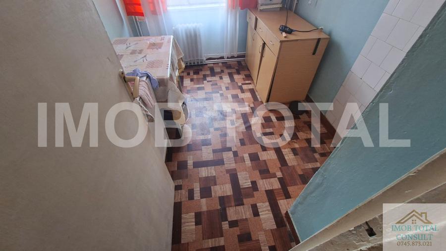 Apartament 3 camere Craiovei etaj 3/4