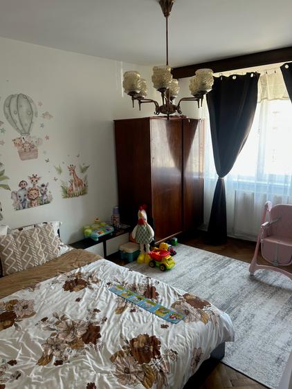 De vanzare apartament cu 4 camere, zona Favorit