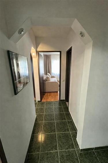Apartament 3 camere decomandat 2 bai pivnita zona Turnisor