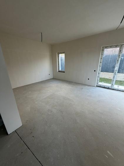 Triplex 112 mp utili, teren 180mp, ansamblu privat, Floresti