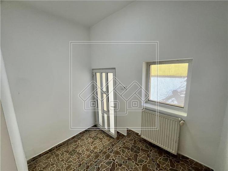 Casa de inchiriat - spatiu birouri/comercial - 6 camere - 200 mpu