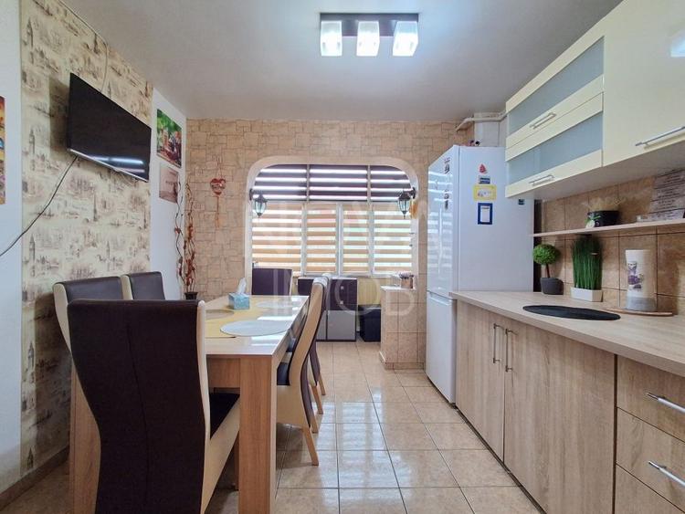 Apartament de inchiriat 3 camere etajul 4, cu lift, Zona Vasile Aaron