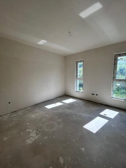 CASA TRIPLEX DE VÂNZARE ÎN FLOREȘTI