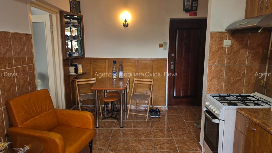Inchiriez apartament 2 camere in Deva,  Mihai Viteazu (Piata Centrala), etaj 3 - 4