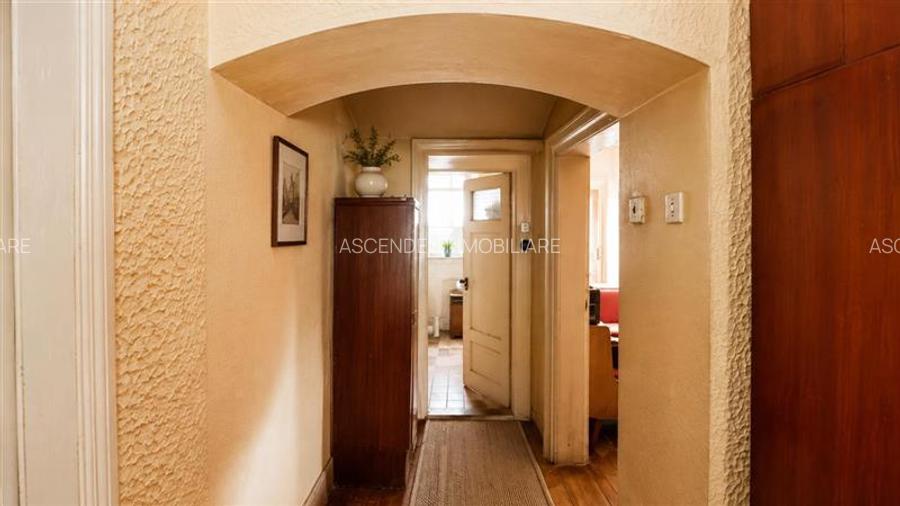 Resedinta istorica,teren privat,pivnita,pod,foisor,detalii originale,potential: - 15