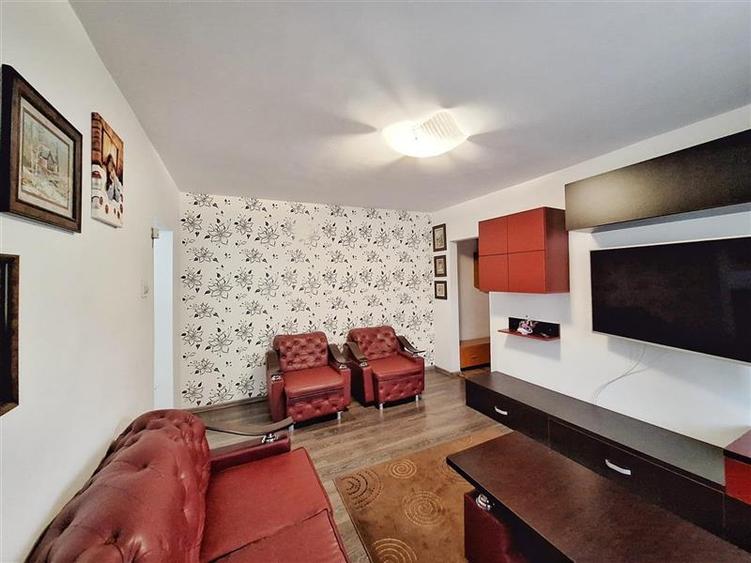 Apartament 3 camere semidecomandat zona Milcov