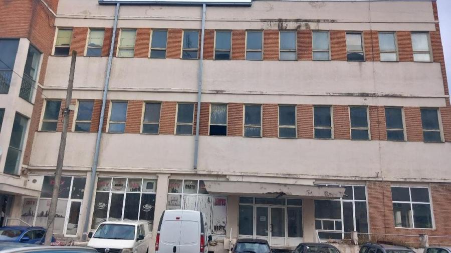 Cladire comerciala 1.500 mp + Teren 1.765 mp - Arad