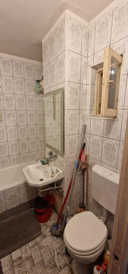 Se vinde pe Republicii apartament decomandat 3 camere ,pret 89000 euro neg.