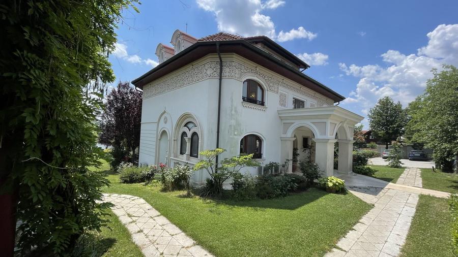 Domeniu vila Balotesti 4000 mp teren 60 m deschidere lac