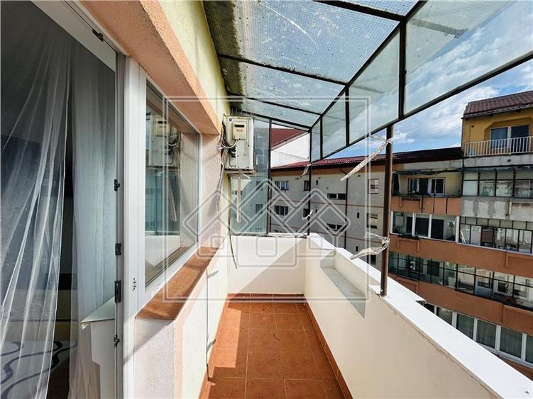 Ap decomandat, 3 camere, 2 bai, 2 balcoane - Zona Turnisor