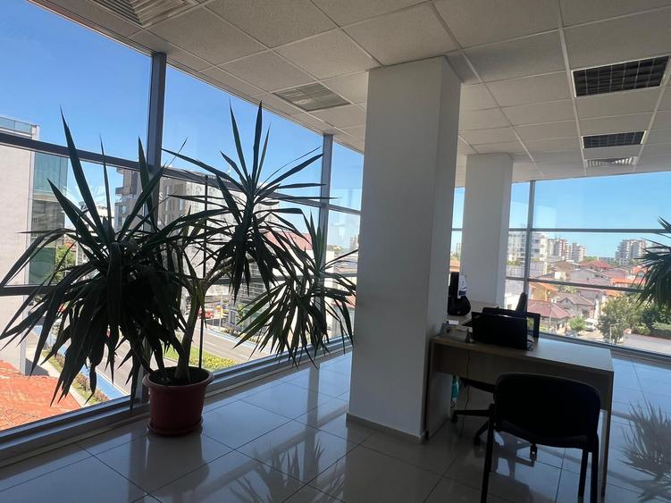 Birou elegant, mobilat,luminos, supraf. vitrata mare, lift , 241 mp, Bd. Mamaia