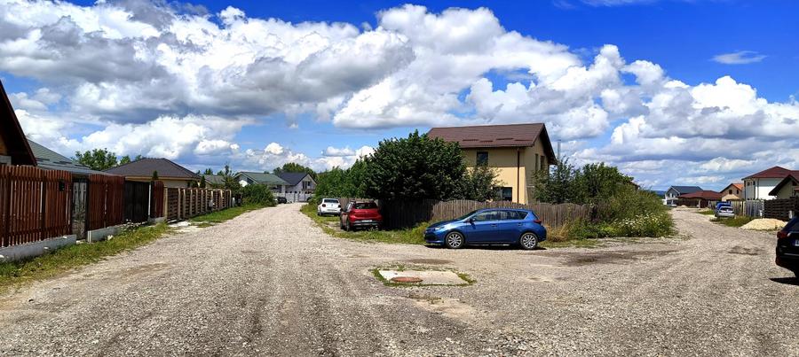 Lot de teren cu toate utilitatile intre case locuite