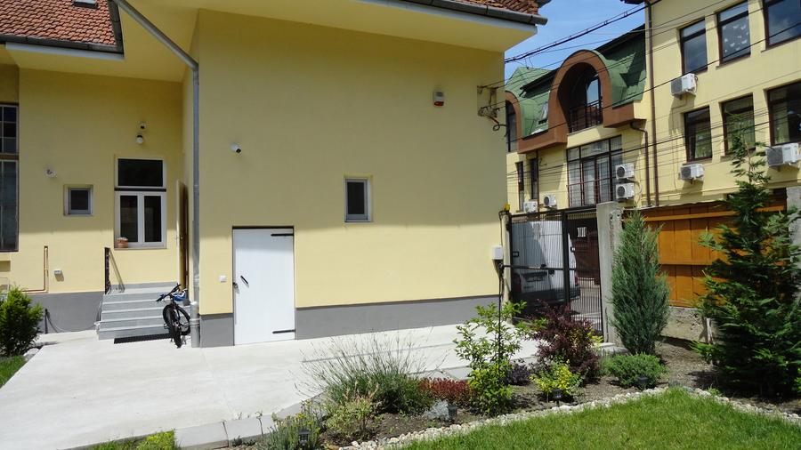 Casa recent renovata  .str. Avram Iancu, curte 300 mp, 3 parcari, zona centrala