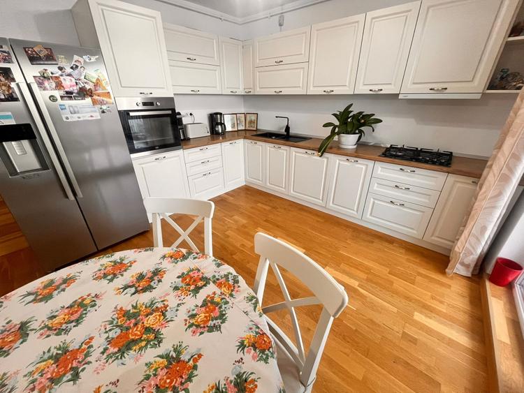 Casa cu 4 camere,3 bai,3 terase,2 balcoane,1 garaj si 1 parcare,zona Apahida