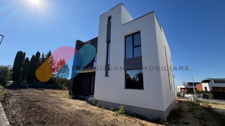 Casă cu terasă panoramică de 120 mp, 4 dormitoare și 4 băi – zona cartier Europa
