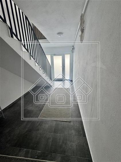 Casa de inchiriat - apartamentata - teren 824 mp, 8 camere