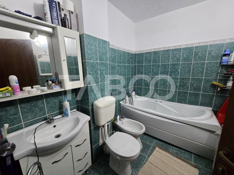 Apartament decomandat 3 camere 2 bai 66 mp parcare boxa Terezian Sibiu