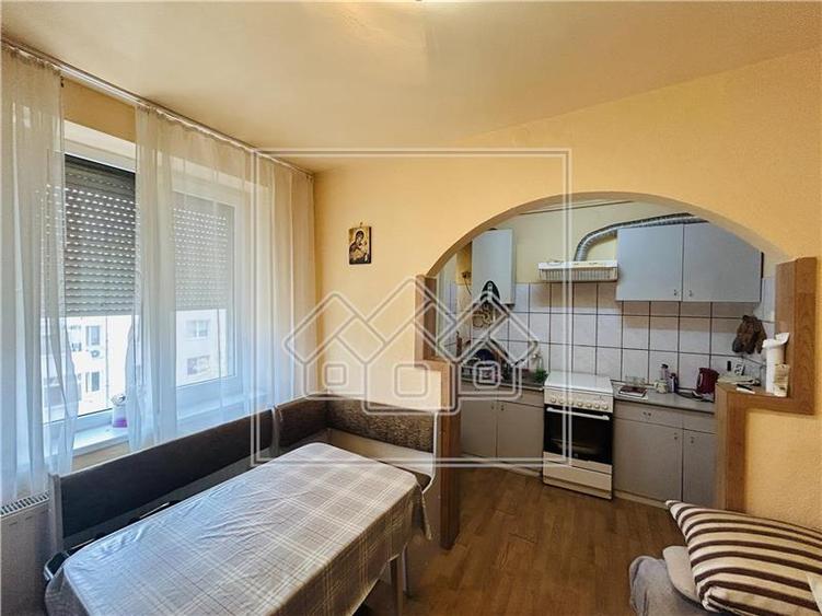 Apartament 3 camere, zona Cedonia, cu balcon, la cheie