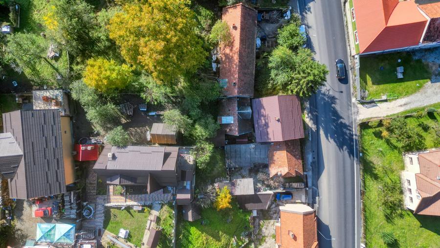 Comuna Bran, str. Pricipala, casa partial renovata, P + E, dependinte, foisor