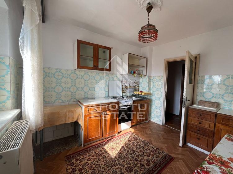Apartament cu 3 camere, decomandat, situat in zona Sagului