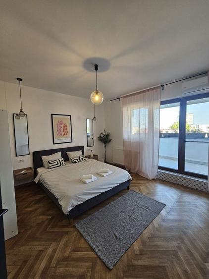 Apartament 4 camere ultracentral, renovat si mobilat, terasă spațioasă.