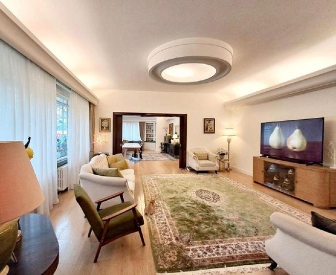 Vand 70% vila Cotroceni, renovat, instalatii noi, garaje, curte, pod, terasa