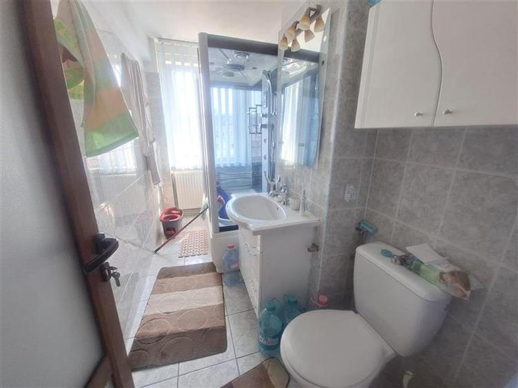 Apartament 2 camere decomandat, zona Cornisa