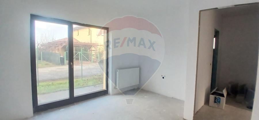 Casa cu 4 camere de vanzare in Crevedia acces privat