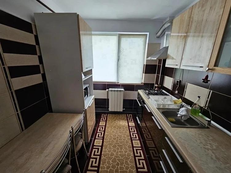 Apartament cu 3 camere - zona Podu Ros - Colegiul National " Emil Racovita"