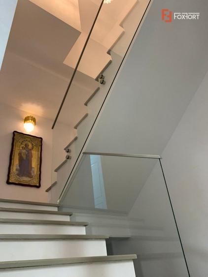 Duplex de vanzare cu 5 camere si 3 bai, zona Mehala