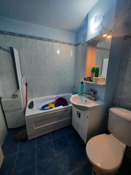 Apartament de vanzare, 3 camere, semidecomandat, 64 mp, Cod 160595